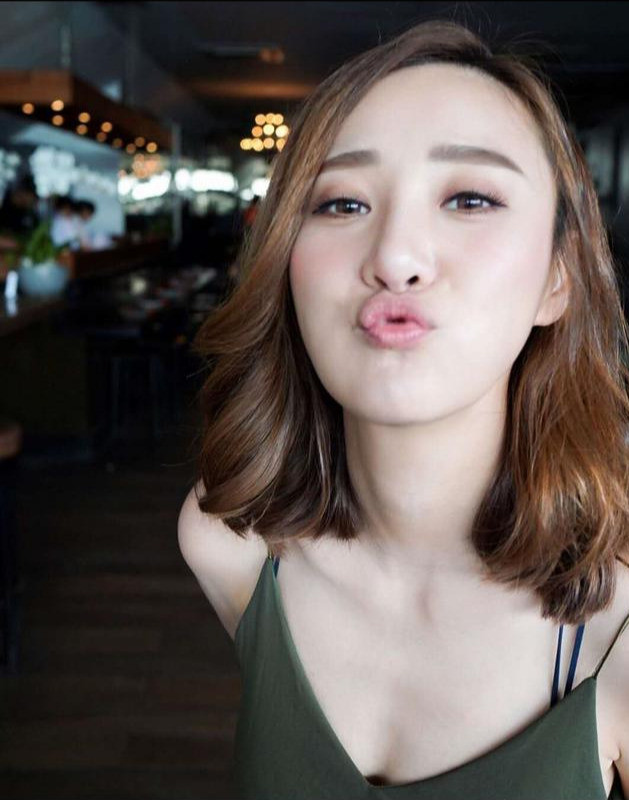 因参选香港小姐而入行的朱智贤一向靓女,有身材有长腿,所以一直是网友