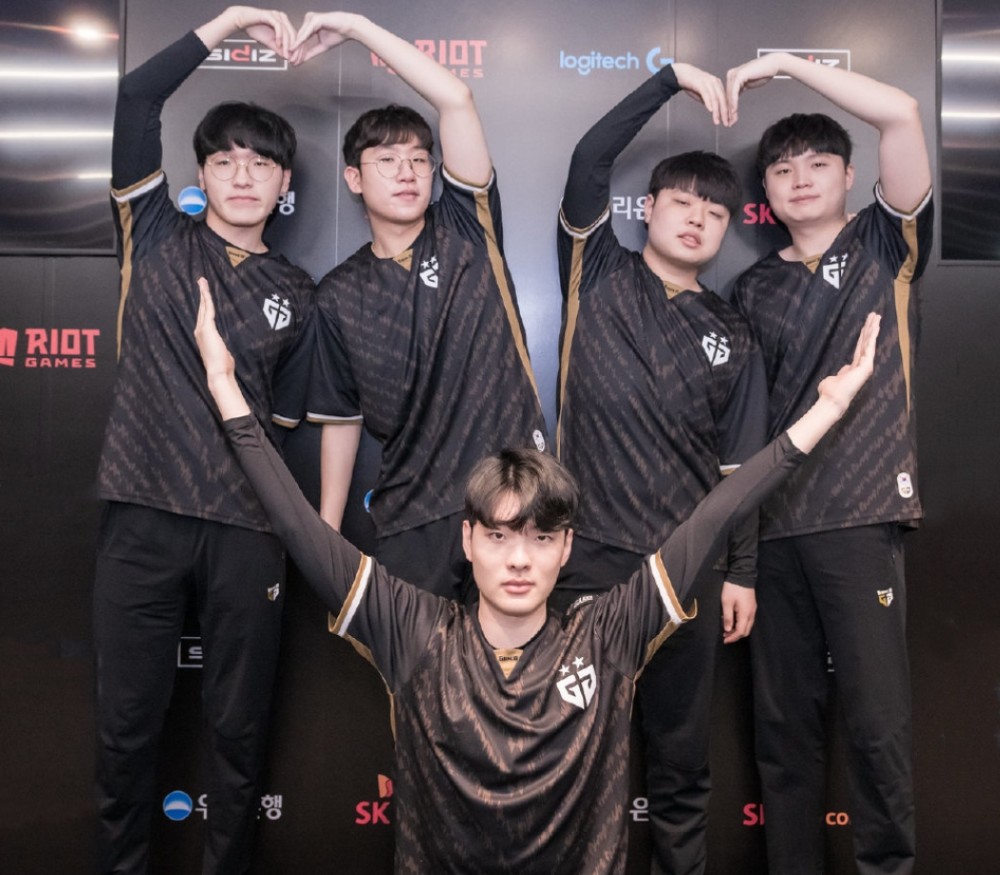 记得在小组赛分组情况确定后的第一时间,lck三支进入世界赛战队的教练