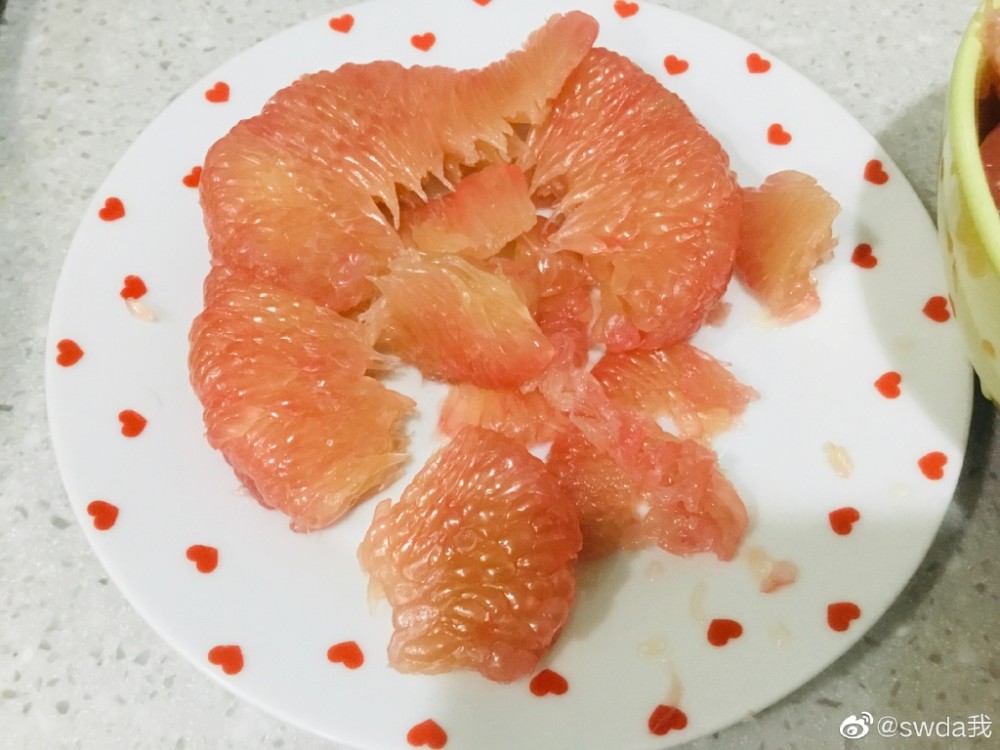 郭碧婷|国民好岳父！向佐陪产郭碧婷被郭爸宠成亲儿子，吃水果都给剥好皮