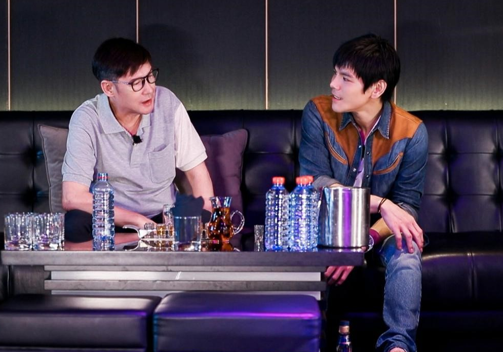 郭碧婷|国民好岳父！向佐陪产郭碧婷被郭爸宠成亲儿子，吃水果都给剥好皮