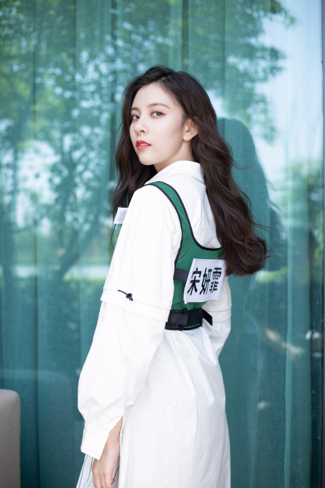 宋妍霏演绎无价之姐,黄色套装搭配钻石口罩,个性十足