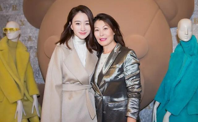 李小冉|44岁李小冉公开亮相，皮肤被赞白到发光，可惜裙子起静电略显尴尬