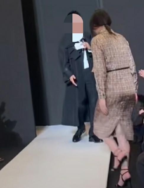 李小冉|44岁李小冉公开亮相，皮肤被赞白到发光，可惜裙子起静电略显尴尬