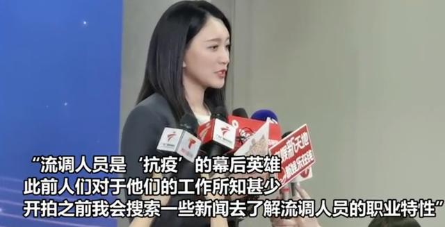 李小冉|44岁李小冉公开亮相，皮肤被赞白到发光，可惜裙子起静电略显尴尬
