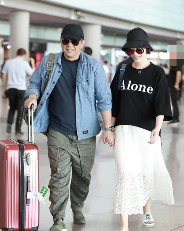 李小冉|44岁李小冉公开亮相，皮肤被赞白到发光，可惜裙子起静电略显尴尬