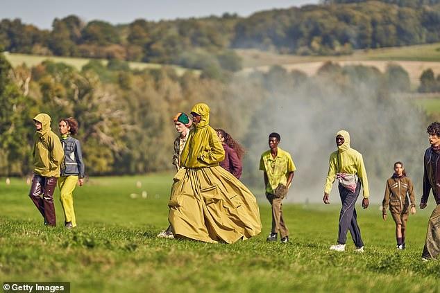 伦敦时装周疫情中登场模特户外农场走秀画风独特如同买家秀