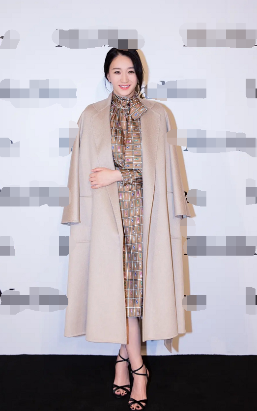 李小冉|44岁李小冉公开亮相，皮肤被赞白到发光，可惜裙子起静电略显尴尬