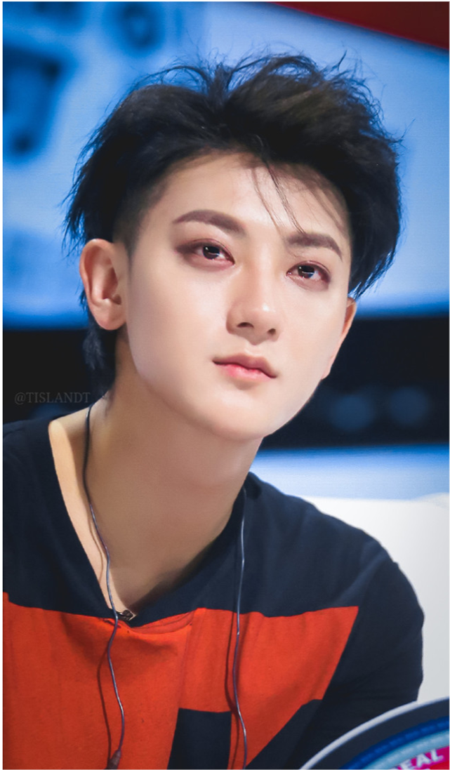 爸爸去世第11天黄子韬投入到工作中拍摄现场笑容灿烂已慢慢走出悲伤