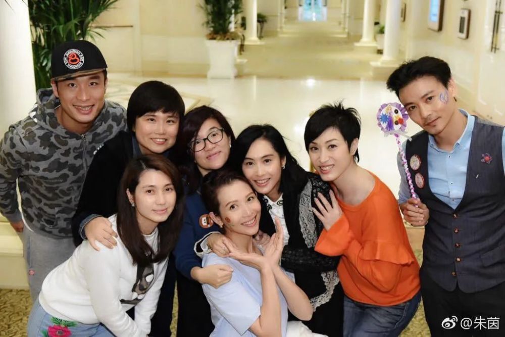 朱茵|看多了塑料姐妹花明撕暗婊，这种闺蜜情也太让人羡慕了吧