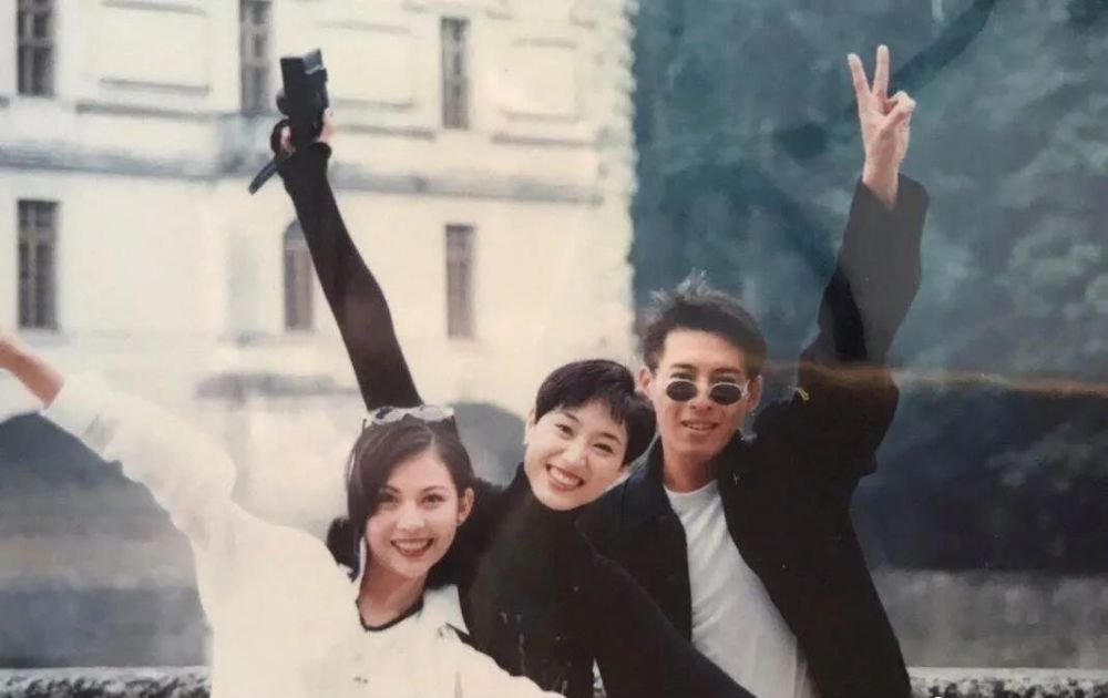 朱茵|看多了塑料姐妹花明撕暗婊，这种闺蜜情也太让人羡慕了吧