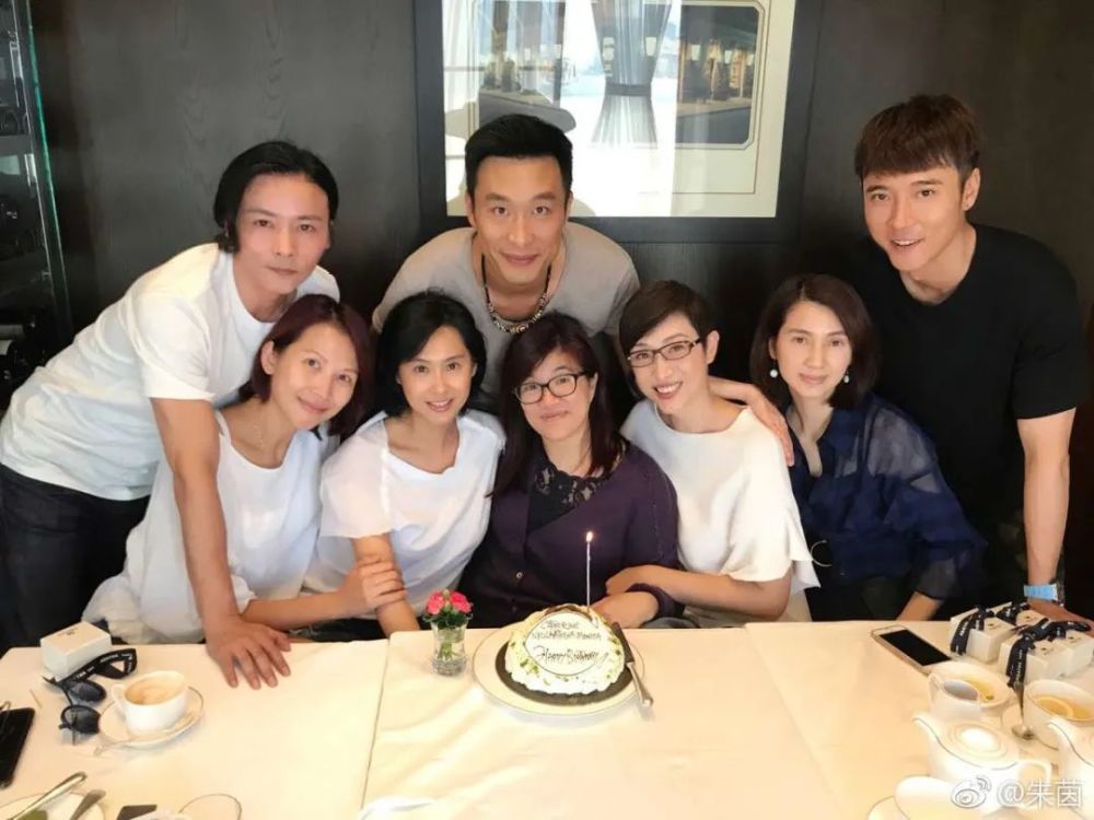 朱茵|看多了塑料姐妹花明撕暗婊，这种闺蜜情也太让人羡慕了吧