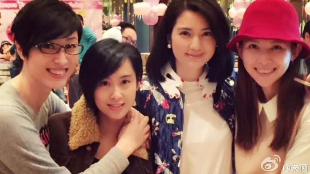 朱茵|看多了塑料姐妹花明撕暗婊，这种闺蜜情也太让人羡慕了吧