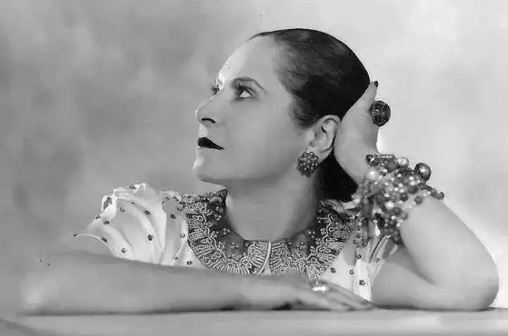 依旧传承着赫莲娜女士的精神,用科学服务美丽,用美丽来赋予女性自由