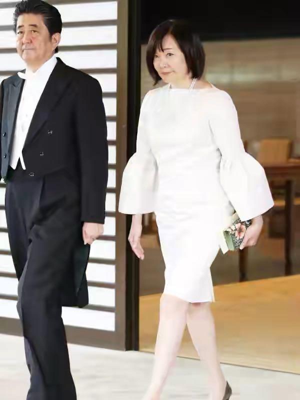 日本新第一夫人身段迷人!穿米色西装端庄优雅,留花白短发真低调