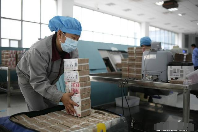 假如有人囤积一千亿元rmb使它们无法流通会产生什么影响