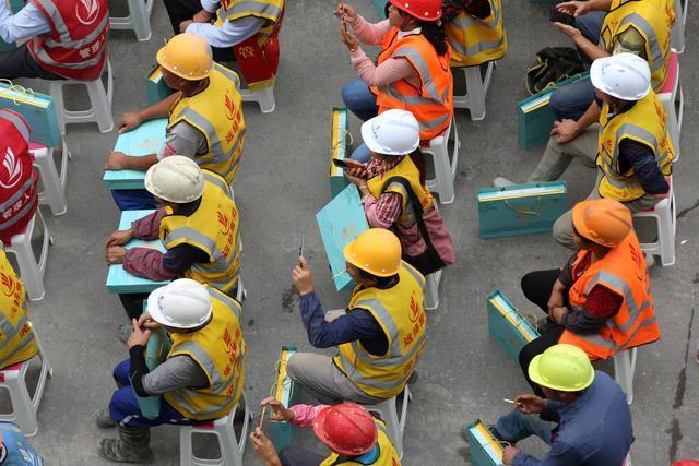 杭州爱心组织和爱心人士 给重点工程民工 送月饼送演出