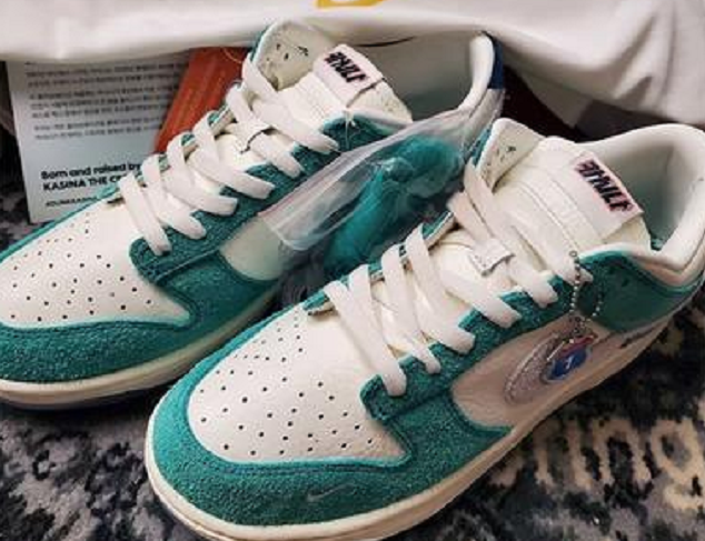 SB Dunk Low 绿色版本，后跟刺绣与吊牌坠饰