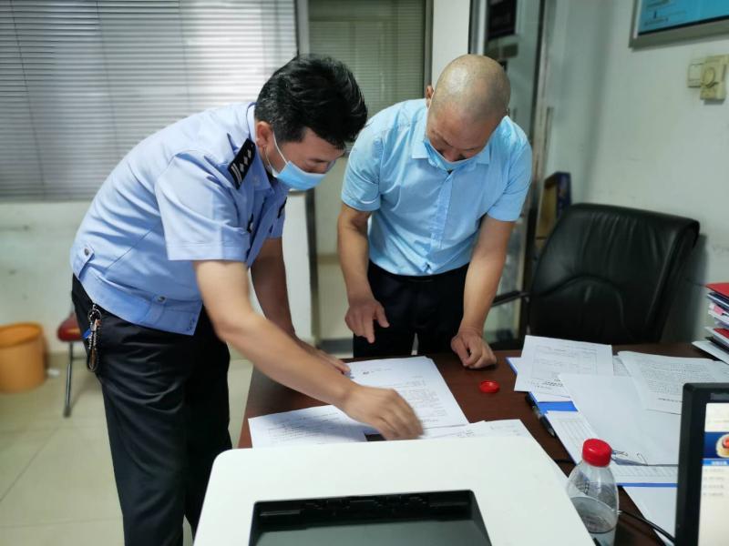 杨宝军|仗着没电子眼强行横穿马路？女骑手车载录像全拍到了