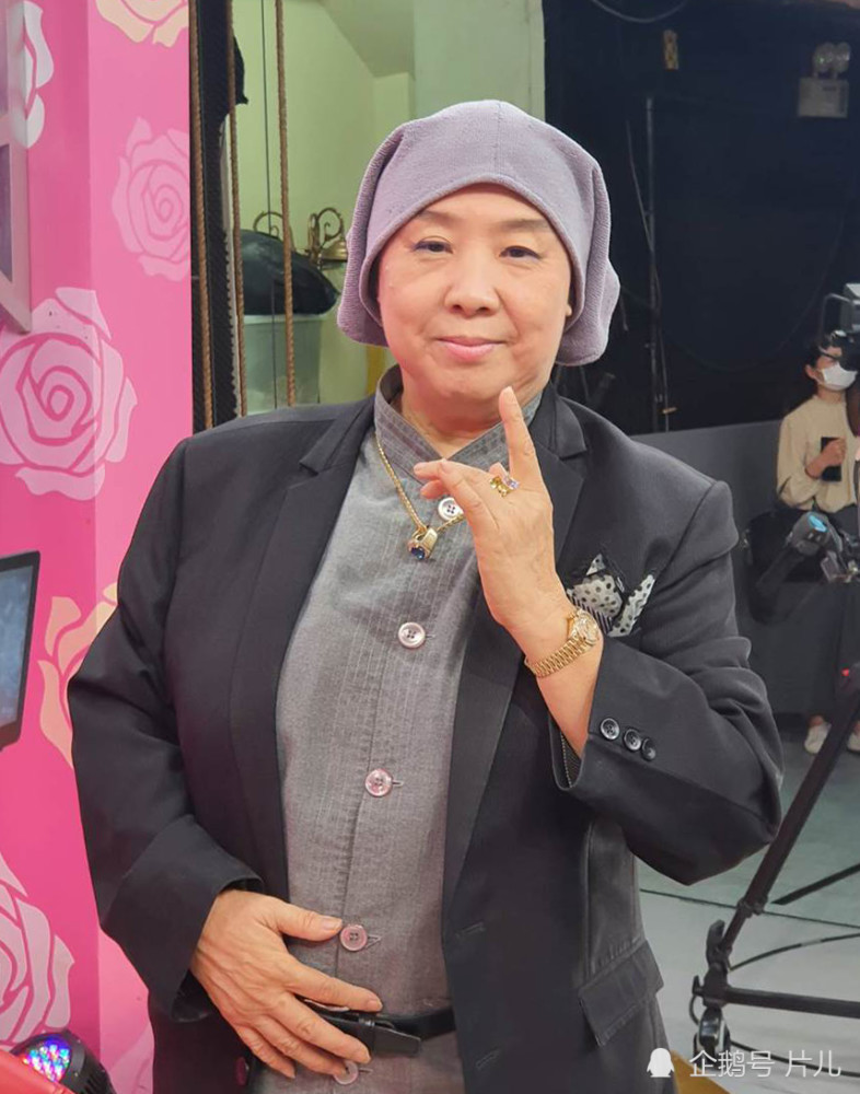 节目中,费贞绫表示,自己和费玉清,张菲两个弟弟的联系全靠经纪人和