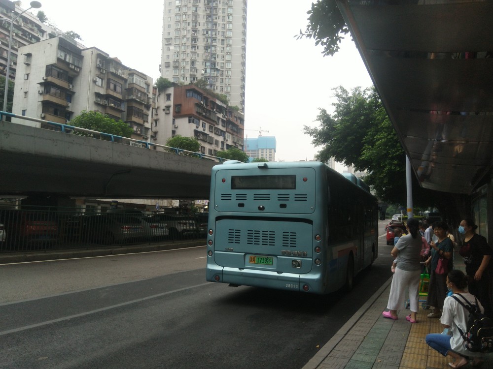 公交車離站而去我在重慶出門,時間不緊,多數時候採用公交方式,而且