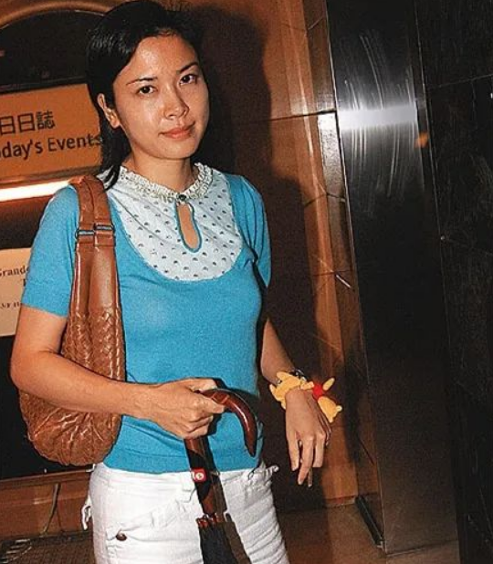 不久之后,罗宝盈就传出新恋情,对方是美心集团的继承人伍伟国.