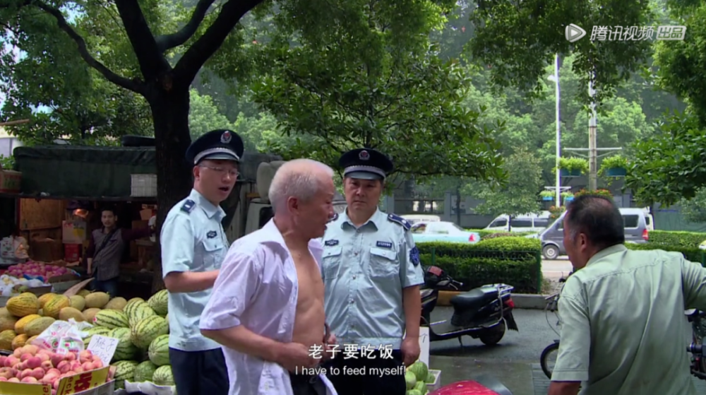 最让城管们头疼的,是一个叫王天成的大爷.