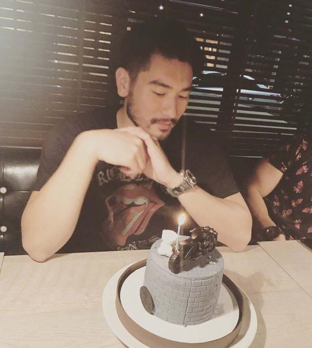 高以翔|女友为高以翔庆36岁冥诞，晒大量珍贵旧照！却被批想借逝者出道？