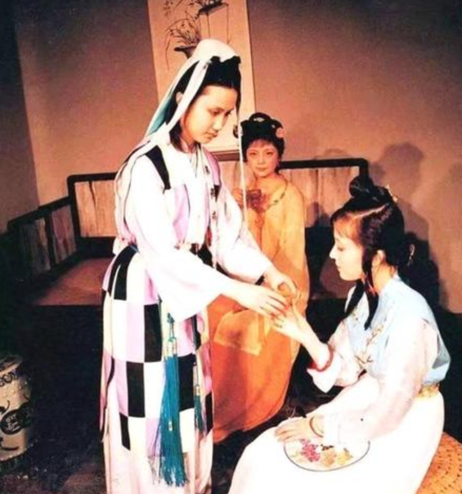 薛宝钗|妙玉为何用雪水给林黛玉和薛宝钗煮茶？