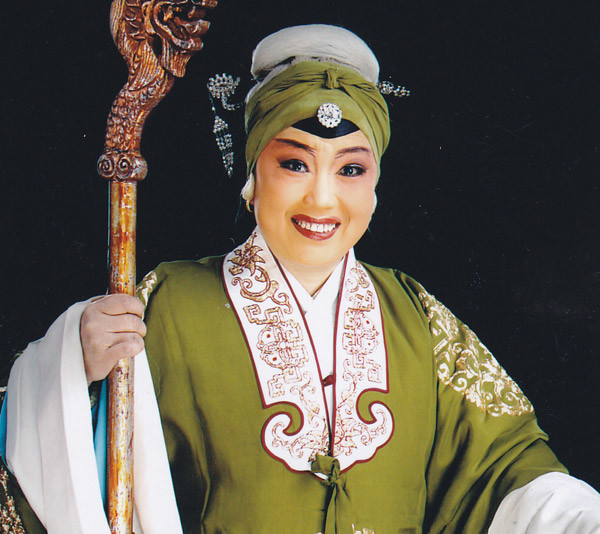 股骨头|84岁谢贤拄拐现身，拐棍和手杖有区别？