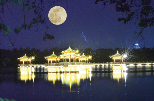 星湖:春江潮水连海平,江上明月共潮生