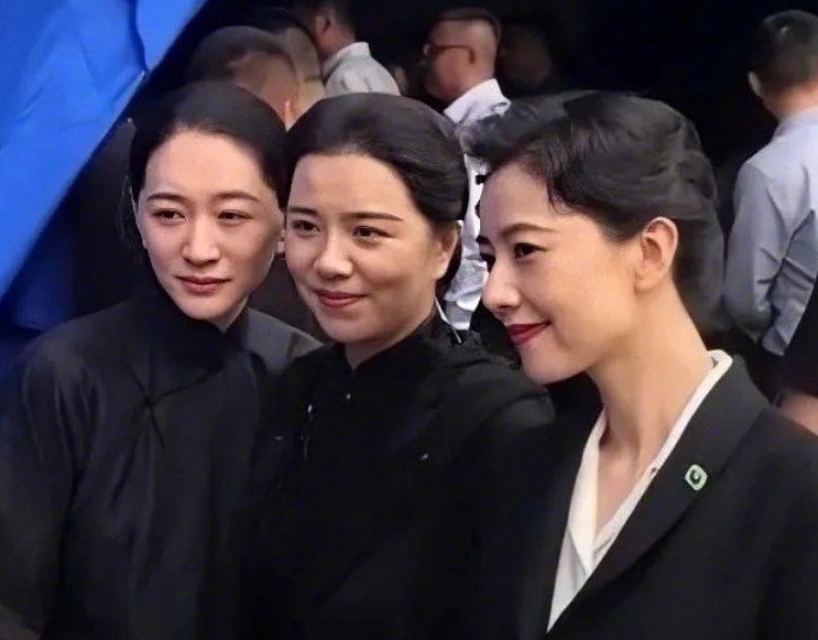 高圆圆|高圆圆复出拍戏演宋美龄，搭档“宋庆龄”李小冉，花絮照气质超群