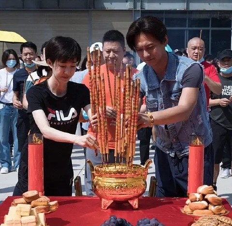 高圆圆|高圆圆复出拍戏演宋美龄，搭档“宋庆龄”李小冉，花絮照气质超群