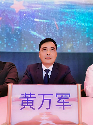 曾在政府部门上过班,也曾下海经商,54岁的黄万军提起自己颇具故事性的