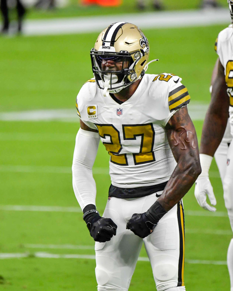 在第一节比赛还剩3分钟的时候,圣徒头号跑卫阿尔文-卡马拉带球冲入