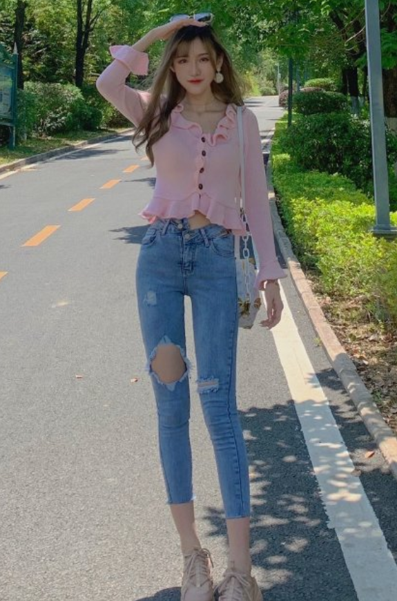 腐团儿也跟很多网红不一样,她平时打扮比较朴素干净