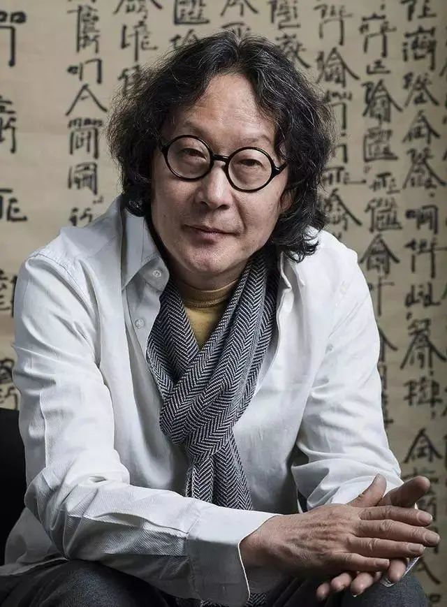 书法|美院院长独创“英文书法”遭批，一幅卖1000万，网友：先把正楷写好