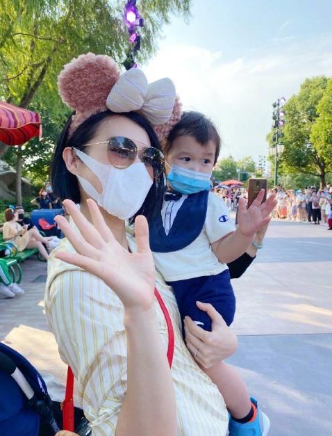 胡杏儿|胡杏儿带奕霆仔打疫苗，他不仅没哭，跟妈妈合照时还开心做鬼脸