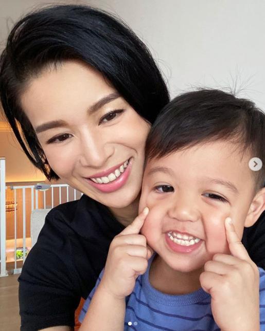 胡杏儿|胡杏儿带奕霆仔打疫苗，他不仅没哭，跟妈妈合照时还开心做鬼脸