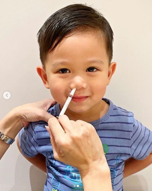 胡杏儿|胡杏儿带奕霆仔打疫苗，他不仅没哭，跟妈妈合照时还开心做鬼脸