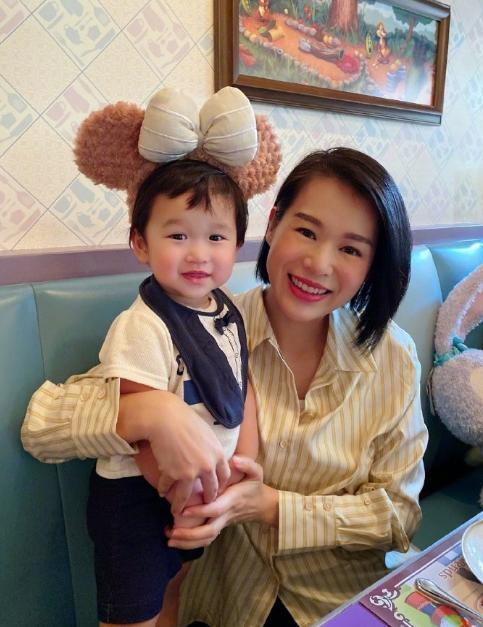 胡杏儿|胡杏儿带奕霆仔打疫苗，他不仅没哭，跟妈妈合照时还开心做鬼脸