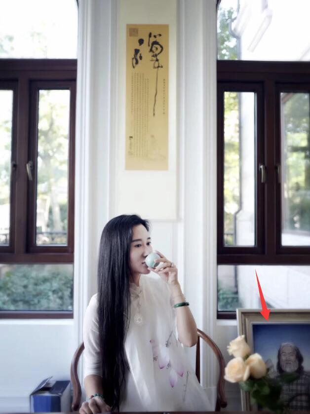 张纪中|张纪中娇妻坐月子化妆，豪宅内看书晒婚戒，两口子花式同框秀恩爱