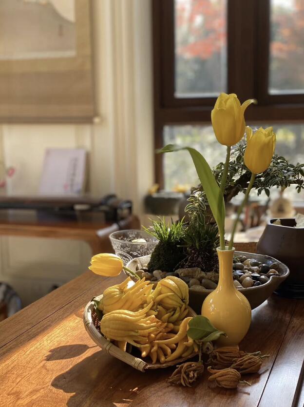 张纪中|张纪中娇妻坐月子化妆，豪宅内看书晒婚戒，两口子花式同框秀恩爱