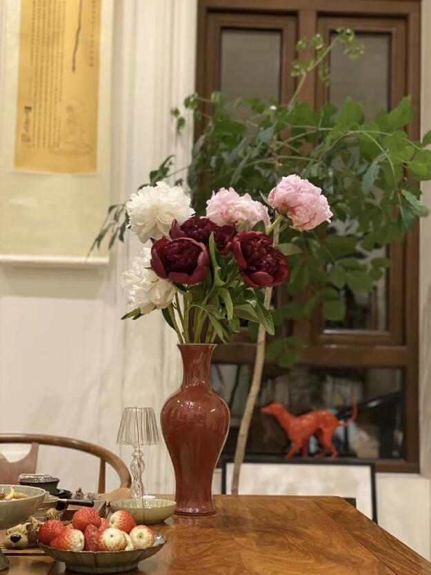 张纪中|张纪中娇妻坐月子化妆，豪宅内看书晒婚戒，两口子花式同框秀恩爱