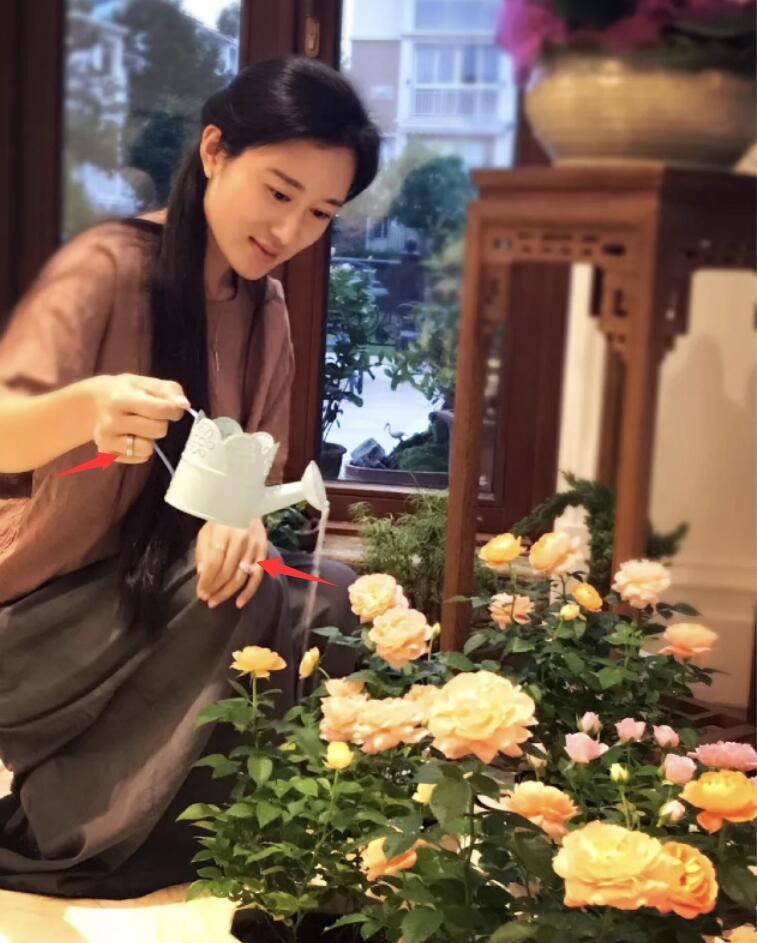 张纪中|张纪中娇妻坐月子化妆，豪宅内看书晒婚戒，两口子花式同框秀恩爱