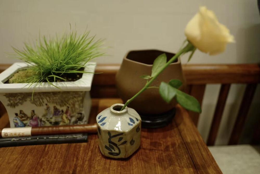 张纪中|张纪中娇妻坐月子化妆，豪宅内看书晒婚戒，两口子花式同框秀恩爱