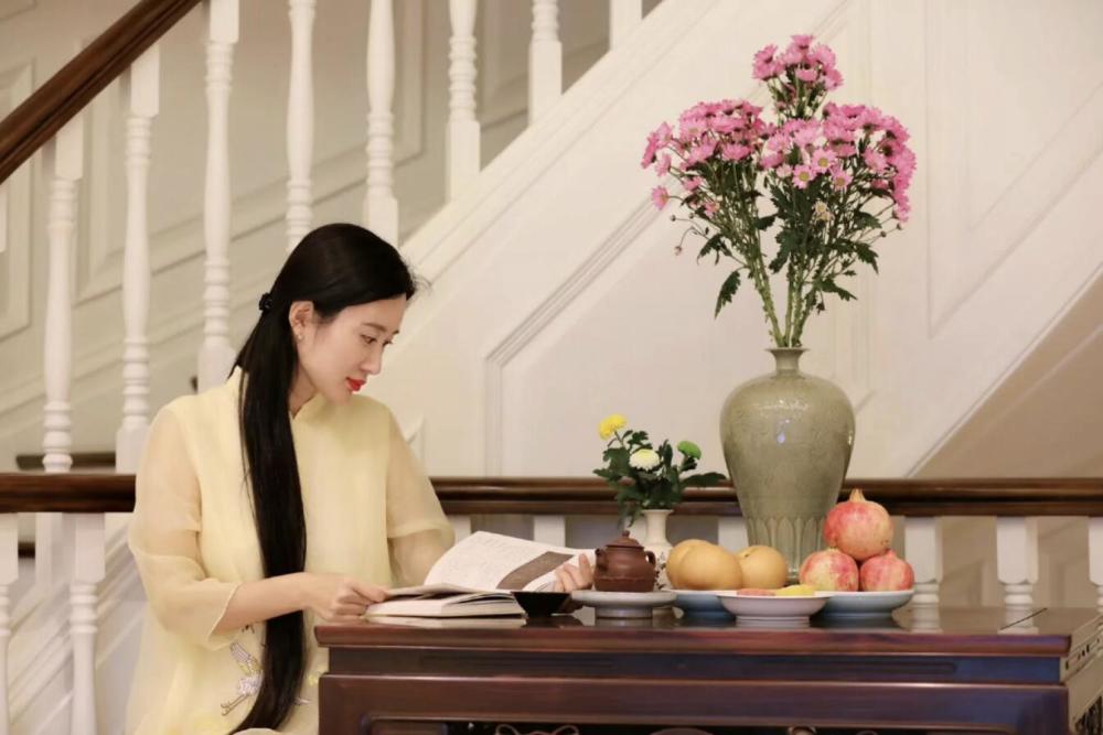 张纪中|张纪中娇妻坐月子化妆，豪宅内看书晒婚戒，两口子花式同框秀恩爱