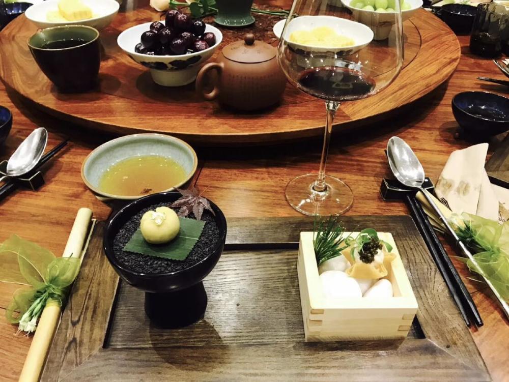 张纪中|张纪中娇妻坐月子化妆，豪宅内看书晒婚戒，两口子花式同框秀恩爱