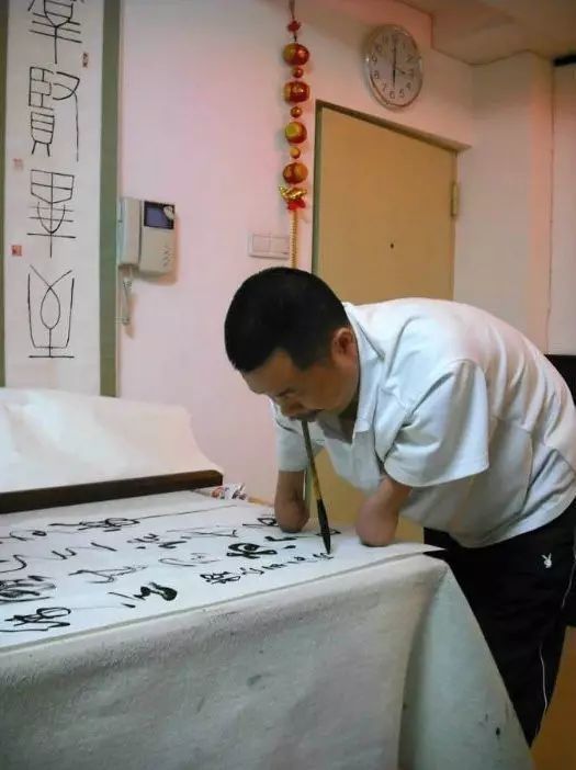 大方广佛华严经|用嘴写书法，为啥能被粉丝推崇为当代王羲之，引专家怒怼没艺术性