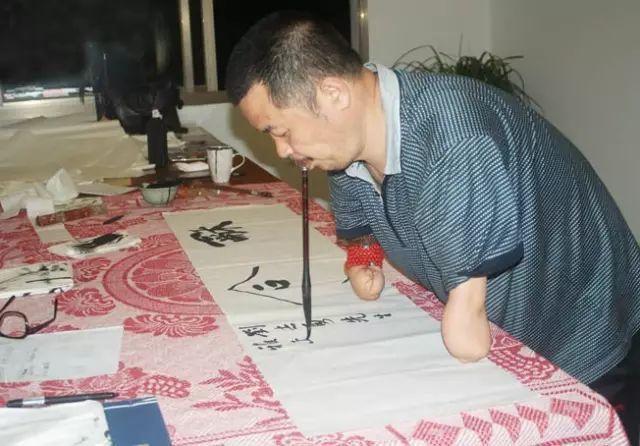 大方广佛华严经|用嘴写书法，为啥能被粉丝推崇为当代王羲之，引专家怒怼没艺术性