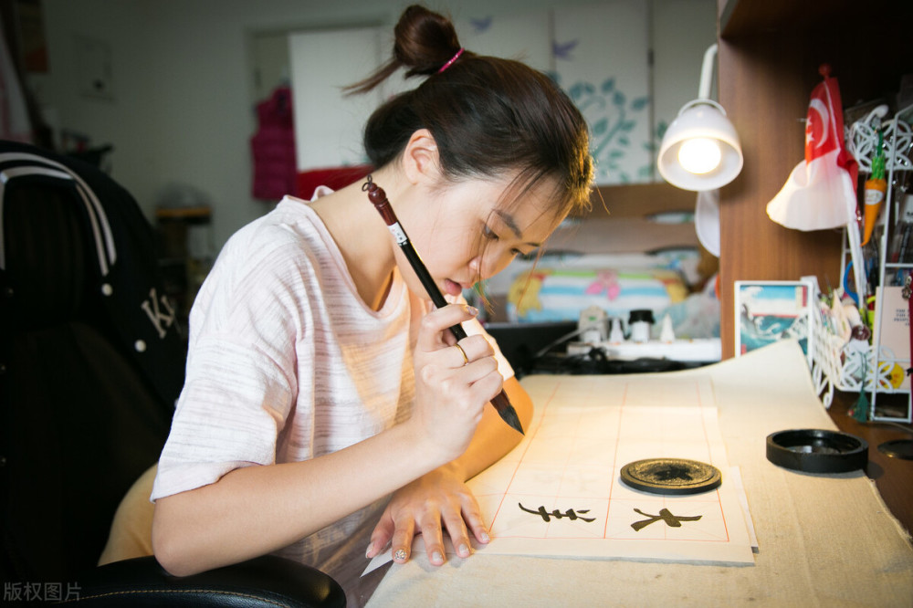 大方广佛华严经|用嘴写书法，为啥能被粉丝推崇为当代王羲之，引专家怒怼没艺术性